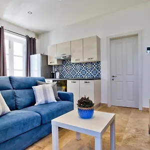 Ursula Self Catering And 1-br In By Tritoni Apartment
